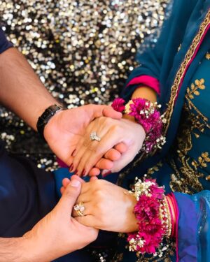 Afreen Burney Instagram - You make me smile like a fool, A happy fool thatās in love with youš©ā¤ļø @abdul.ahad_x āØ
MaShaAllaahhhš„¹š
Thank you for this gorgeous decor and flower jewellery @aziz_flora_1 š„¹
#ahadafreenkilovestory #afreenburney #love #dholki #couple #desi #desivibes