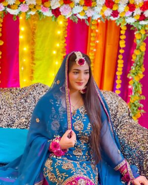 Afreen Burney Instagram - Dholkiš„¹šāØ
Wearing my Mamaās joraš©ā¤ļø
Decor and Flower jewellery by @aziz_flora_1 š chaar chand laga diye literallyš„¹
Huge shoutout to my dearest @urubatazeen for managing all thisšš
#afreenburney #ahadafreenkilovestory #dholki #love #desivibes