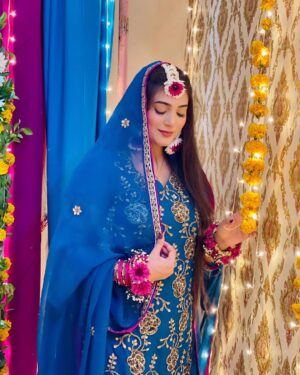 Afreen Burney Instagram - Dholkiš„¹šāØ
Wearing my Mamaās joraš©ā¤ļø
Decor and Flower jewellery by @aziz_flora_1 š chaar chand laga diye literallyš„¹
Huge shoutout to my dearest @urubatazeen for managing all thisšš
#afreenburney #ahadafreenkilovestory #dholki #love #desivibes