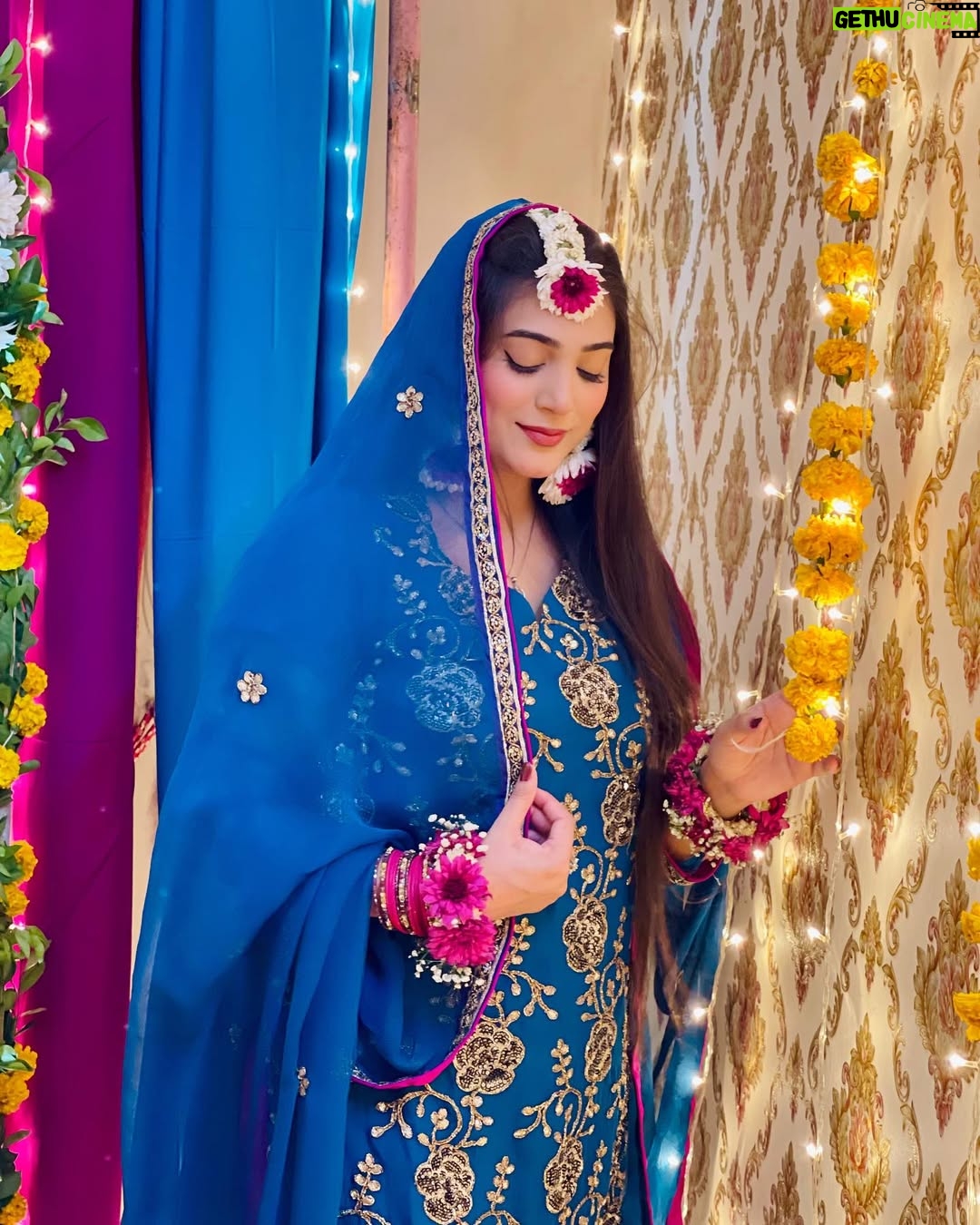 Afreen Burney - 8.9K Likes - Dholki🥹💗✨ 

Wearing my Mama’s jora😩❤️
Decor and Flower jewellery by @aziz_flora_1 😍 chaar chand laga diye literally🥹
Huge shoutout to my dearest @urubatazeen for managing all this😘💗 

#afreenburney #ahadafreenkilovestory #dholki #love #desivibes