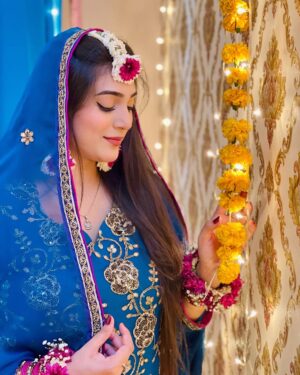 Afreen Burney Instagram - Dholkiš„¹šāØ
Wearing my Mamaās joraš©ā¤ļø
Decor and Flower jewellery by @aziz_flora_1 š chaar chand laga diye literallyš„¹
Huge shoutout to my dearest @urubatazeen for managing all thisšš
#afreenburney #ahadafreenkilovestory #dholki #love #desivibes