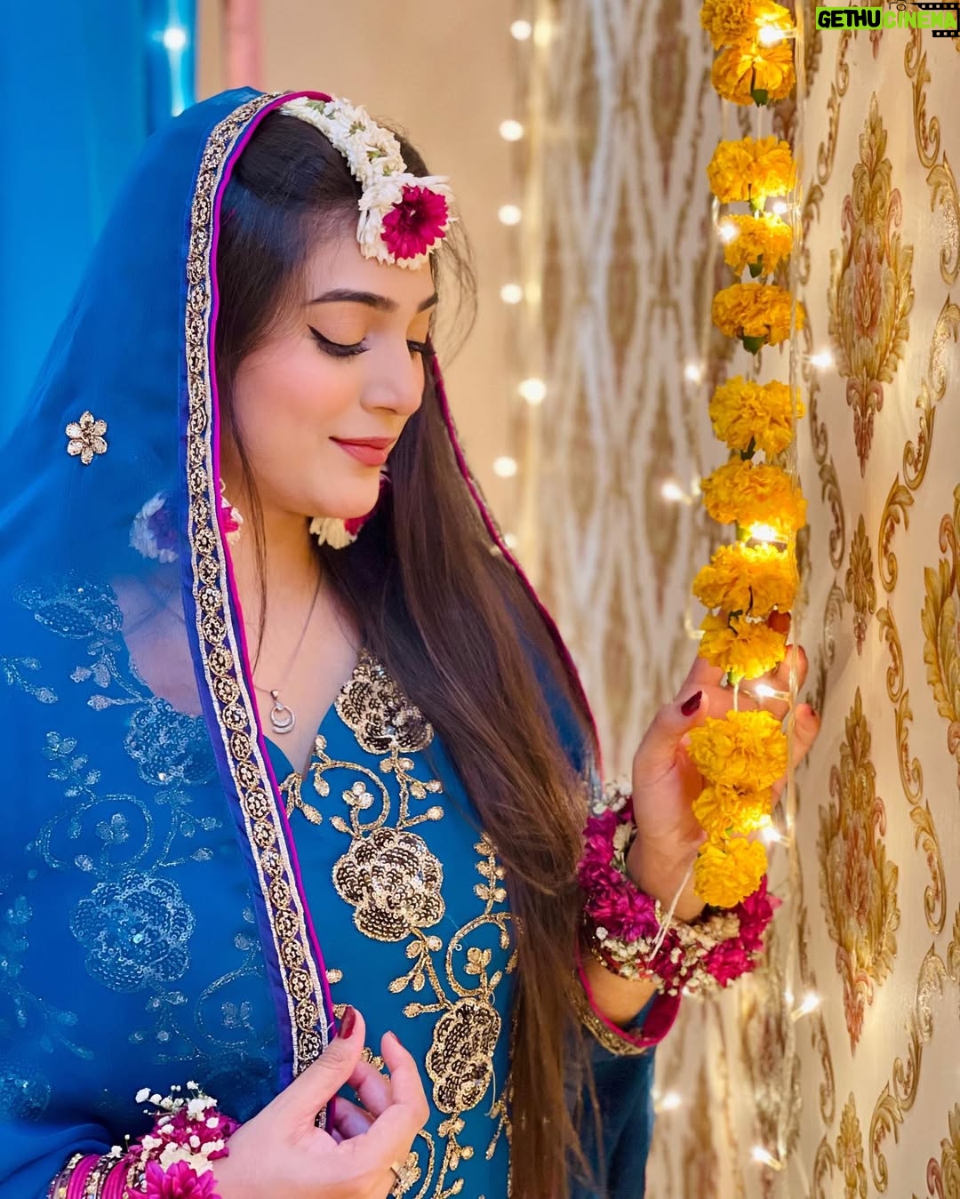 Afreen Burney - 8.9K Likes - Dholki🥹💗✨ 

Wearing my Mama’s jora😩❤️
Decor and Flower jewellery by @aziz_flora_1 😍 chaar chand laga diye literally🥹
Huge shoutout to my dearest @urubatazeen for managing all this😘💗 

#afreenburney #ahadafreenkilovestory #dholki #love #desivibes
