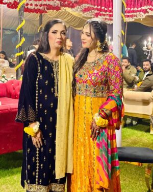 Afreen Burney Instagram - Me and my beautiful familyš„¹ā¤ļø
MaShaAllaahhš
Dresses by @rehbar_collection šš«
Makeup š @imperial_beautysalonandspaaa
Henna @hennabynisha_ š„
#afreenburney #instagram #instagood #instadaily #blogger #desi #mehndi #family #love #wedding #fashion #style #ootd