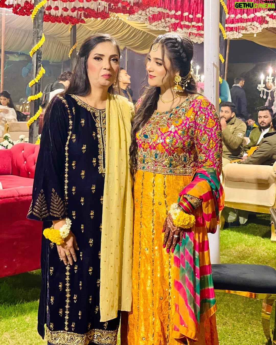 Afreen Burney - 4.7K Likes - Me and my beautiful family🥹❤️ 
MaShaAllaahh😘

Dresses by @rehbar_collection 👗💫
Makeup 💄 @imperial_beautysalonandspaaa 
Henna @hennabynisha_ 🥀

#afreenburney #instagram #instagood #instadaily #blogger #desi #mehndi #family #love #wedding #fashion #style #ootd