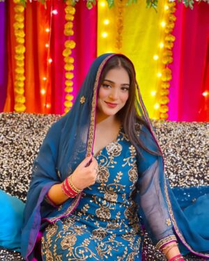 Afreen Burney Instagram - Dholkiš„¹šāØ
Wearing my Mamaās joraš©ā¤ļø
Decor and Flower jewellery by @aziz_flora_1 š chaar chand laga diye literallyš„¹
Huge shoutout to my dearest @urubatazeen for managing all thisšš
#afreenburney #ahadafreenkilovestory #dholki #love #desivibes