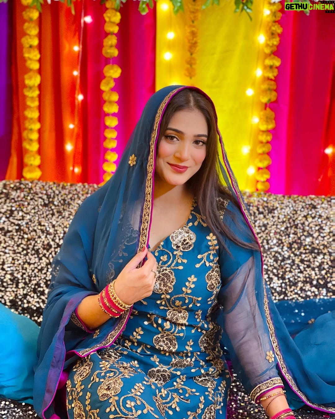 Afreen Burney - 8.9K Likes - Dholki🥹💗✨ 

Wearing my Mama’s jora😩❤️
Decor and Flower jewellery by @aziz_flora_1 😍 chaar chand laga diye literally🥹
Huge shoutout to my dearest @urubatazeen for managing all this😘💗 

#afreenburney #ahadafreenkilovestory #dholki #love #desivibes
