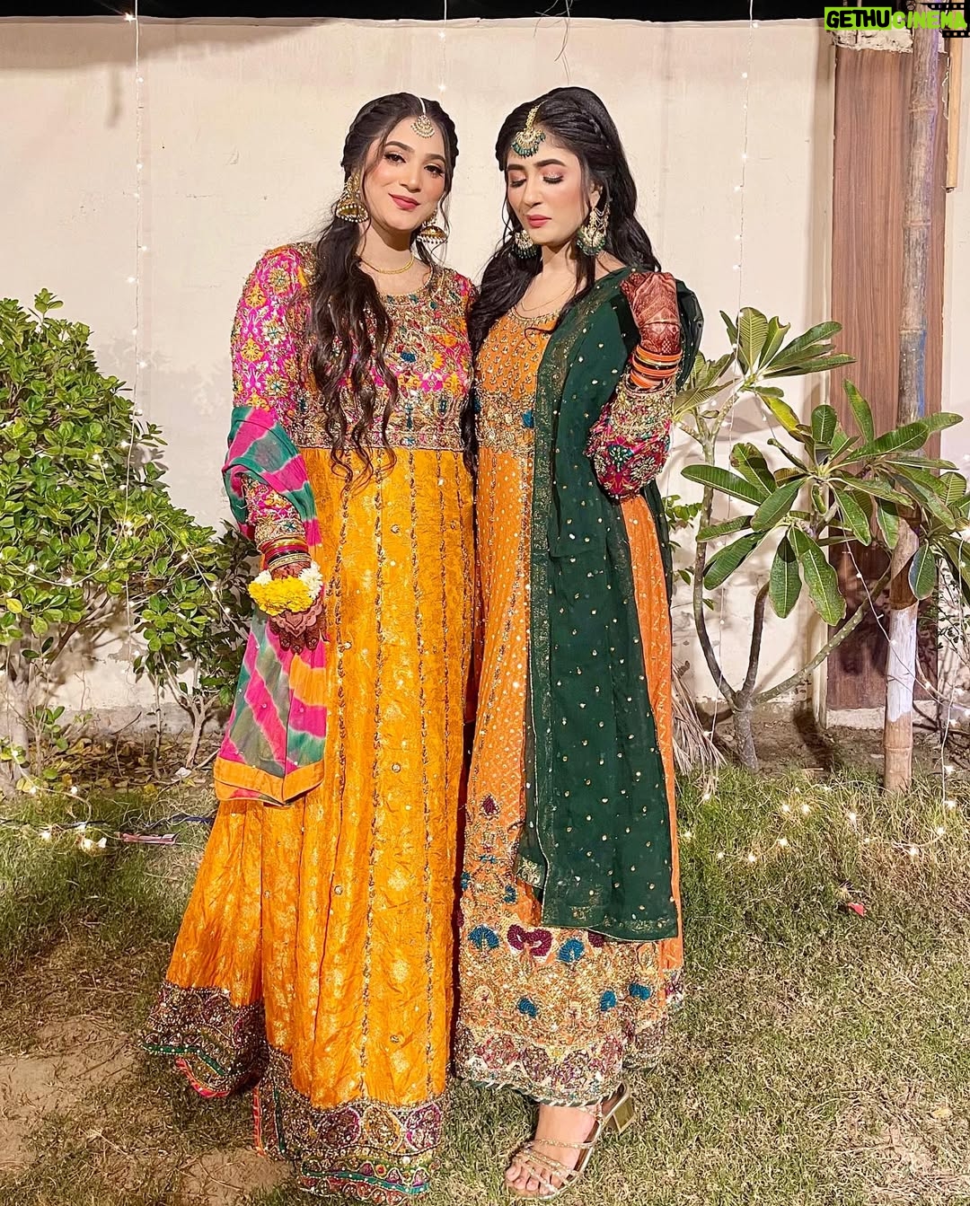 Afreen Burney - 4.7K Likes - Me and my beautiful family🥹❤️ 
MaShaAllaahh😘

Dresses by @rehbar_collection 👗💫
Makeup 💄 @imperial_beautysalonandspaaa 
Henna @hennabynisha_ 🥀

#afreenburney #instagram #instagood #instadaily #blogger #desi #mehndi #family #love #wedding #fashion #style #ootd