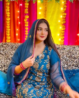 Afreen Burney Instagram - Dholkiš„¹šāØ
Wearing my Mamaās joraš©ā¤ļø
Decor and Flower jewellery by @aziz_flora_1 š chaar chand laga diye literallyš„¹
Huge shoutout to my dearest @urubatazeen for managing all thisšš
#afreenburney #ahadafreenkilovestory #dholki #love #desivibes