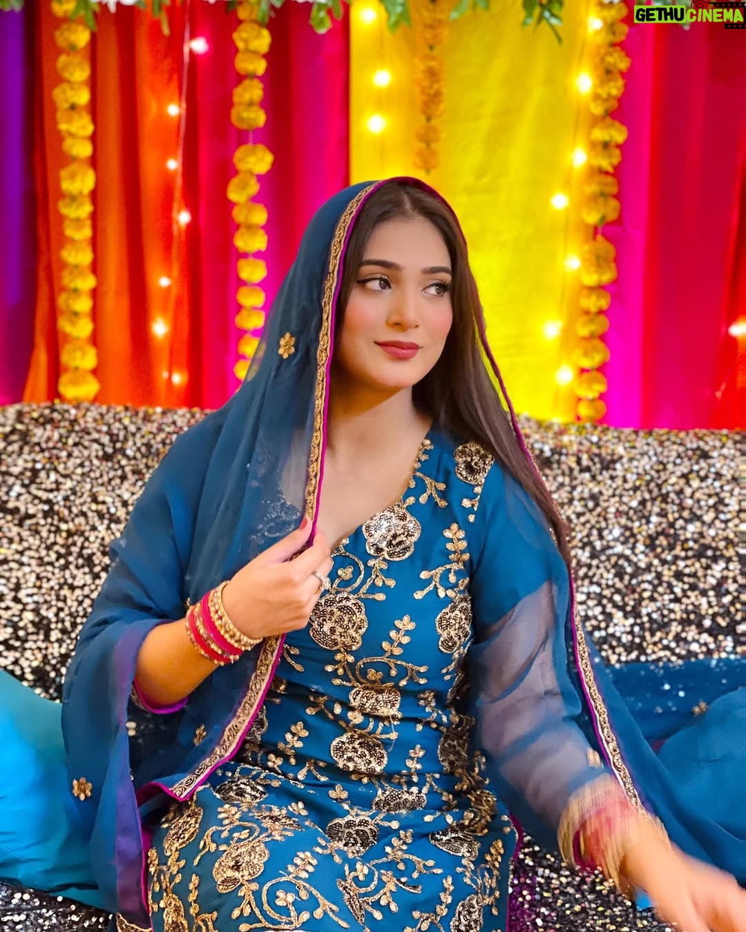 Afreen Burney - 8.9K Likes - Dholki🥹💗✨ 

Wearing my Mama’s jora😩❤️
Decor and Flower jewellery by @aziz_flora_1 😍 chaar chand laga diye literally🥹
Huge shoutout to my dearest @urubatazeen for managing all this😘💗 

#afreenburney #ahadafreenkilovestory #dholki #love #desivibes