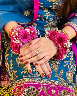 Afreen Burney Instagram - Dholkiš„¹šāØ
Wearing my Mamaās joraš©ā¤ļø
Decor and Flower jewellery by @aziz_flora_1 š chaar chand laga diye literallyš„¹
Huge shoutout to my dearest @urubatazeen for managing all thisšš
#afreenburney #ahadafreenkilovestory #dholki #love #desivibes