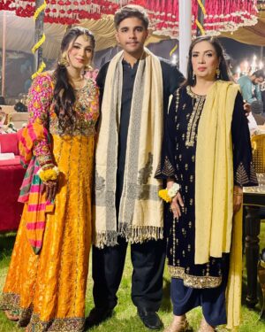 Afreen Burney Instagram - Me and my beautiful familyš„¹ā¤ļø
MaShaAllaahhš
Dresses by @rehbar_collection šš«
Makeup š @imperial_beautysalonandspaaa
Henna @hennabynisha_ š„
#afreenburney #instagram #instagood #instadaily #blogger #desi #mehndi #family #love #wedding #fashion #style #ootd