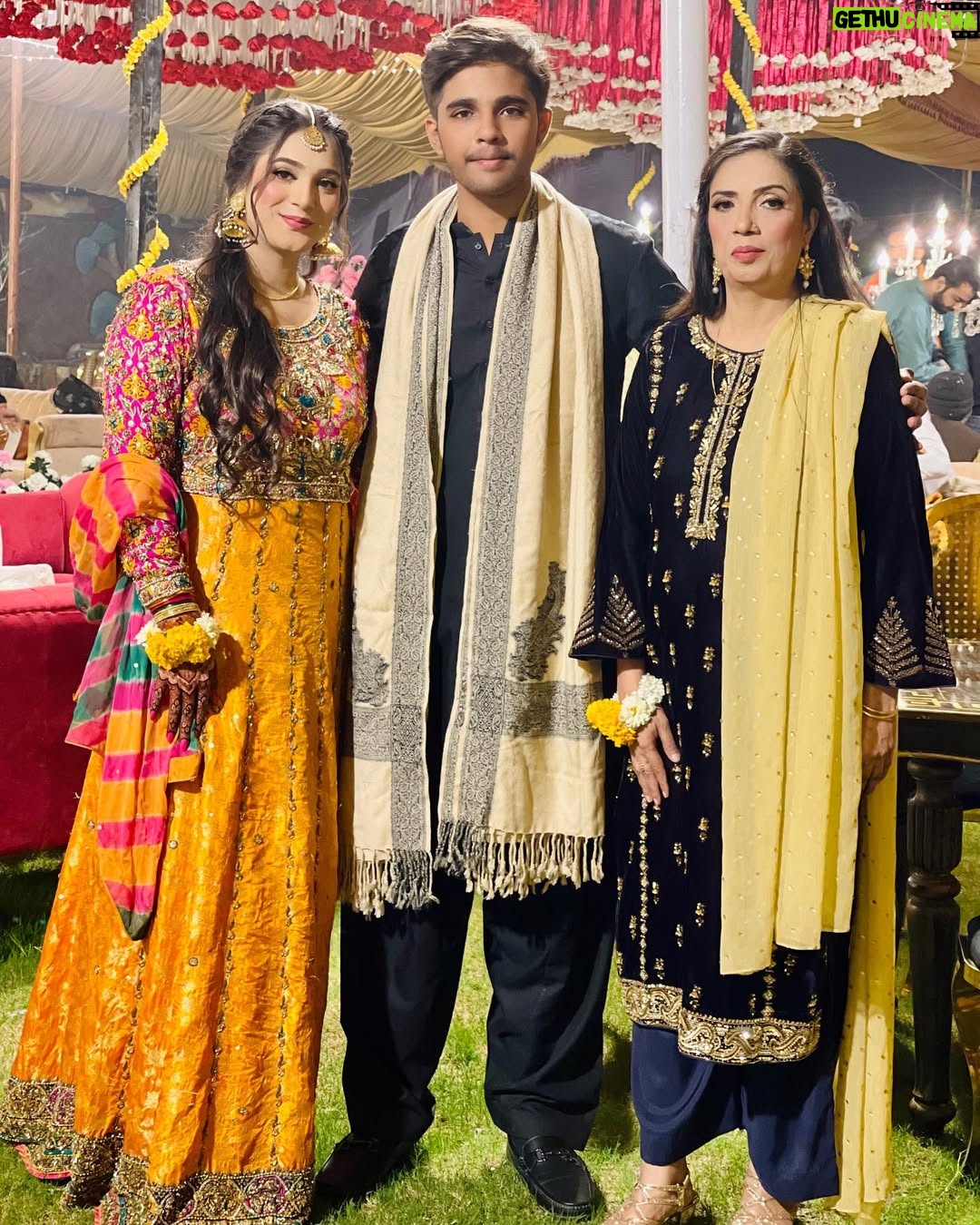 Afreen Burney - 4.7K Likes - Me and my beautiful family🥹❤️ 
MaShaAllaahh😘

Dresses by @rehbar_collection 👗💫
Makeup 💄 @imperial_beautysalonandspaaa 
Henna @hennabynisha_ 🥀

#afreenburney #instagram #instagood #instadaily #blogger #desi #mehndi #family #love #wedding #fashion #style #ootd