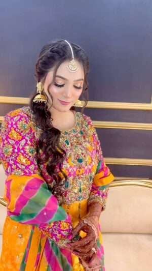 Afreen Burney Instagram - Mehndi🥹💖 

Dress👗: @rehbar_collection 
Makeup 💄: @imperial_beautysalonandspaaa 
Mehndi💫 : @hennabynisha_ 

#afreenburney #love #mehndi #instagram #instagood #instadaily #blogger #transition #transformation #ootd #fashion #style #desi