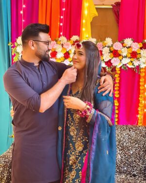 Afreen Burney Instagram - You make me smile like a fool, A happy fool thatās in love with youš©ā¤ļø @abdul.ahad_x āØ
MaShaAllaahhhš„¹š
Thank you for this gorgeous decor and flower jewellery @aziz_flora_1 š„¹
#ahadafreenkilovestory #afreenburney #love #dholki #couple #desi #desivibes