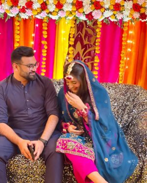 Afreen Burney Instagram - You make me smile like a fool, A happy fool thatās in love with youš©ā¤ļø @abdul.ahad_x āØ
MaShaAllaahhhš„¹š
Thank you for this gorgeous decor and flower jewellery @aziz_flora_1 š„¹
#ahadafreenkilovestory #afreenburney #love #dholki #couple #desi #desivibes
