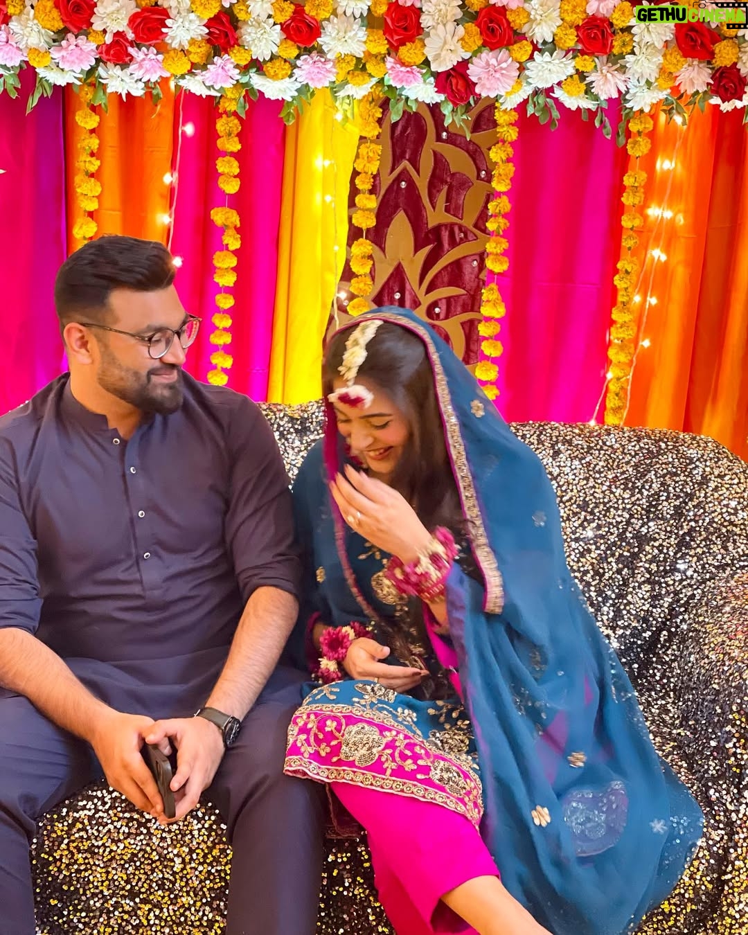 Afreen Burney - 7.6K Likes - You make me smile like a fool, A happy fool that’s in love with you😩❤️ @abdul.ahad_x ✨ 
MaShaAllaahhh🥹💗

Thank you for this gorgeous decor and flower jewellery @aziz_flora_1 🥹

#ahadafreenkilovestory #afreenburney #love #dholki #couple #desi #desivibes
