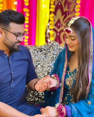 Afreen Burney Instagram - You make me smile like a fool, A happy fool thatās in love with youš©ā¤ļø @abdul.ahad_x āØ
MaShaAllaahhhš„¹š
Thank you for this gorgeous decor and flower jewellery @aziz_flora_1 š„¹
#ahadafreenkilovestory #afreenburney #love #dholki #couple #desi #desivibes