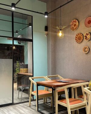 Afreen Burney Instagram - Went to @ms.eatery yesterday as i was craving for some good desi food. Totally loved the ambiance, their service and the foodš Itās a pretty cute restaurant with cozy and ethnic vibes. I ordered their shud desi thaali 1 and 2 as i have always been a fan of thaalisš (These 2 thaalis were enough for 5-6 easily)
Shud Thaali 1 includes:
1. Daal ChawalāØ2. Kurkuri BhindiāØ3. Makhni HandiāØ4. Prawn BiryaniāØ5. Khausay Chicken āØ6. Mal PuraāØ7. Shami KababāØ8. Chilli BitesāØ9. AcharāØ10. PapriāØ11. Plain NaanāØ12. Garlic NaanāØThaal Price: Rs.2500
Shud desi thaali 2 includes:
1. Shami Kebabs (4 pieces)āØ2. Chilli Bites (4 pieces)āØ3. Makhni Handi ChickenāØ4. Paneer Reshmi Handi ChickenāØ5. Daigi Chicken BiryaniāØ6. Prawn Chicken Biryani āØ7. Daal Chawal Kurkuri BhindiāØ8. Beef KhausayāØ9. Pakistani SaladāØ10. Garlic NansāØ11. Plain NansāØ12. Green ChatniāØ13. PapriāØ14. Mal PuraāØ15. Shahi TukreyāØThaal Price: Rs.4500
They have pretty wide range of desi and Pardesi food to enjoyš
PR by @elitelife_ š¦
@talhahotiana
#afreenburney #mseatery #mseaterykarachi #karachi #karachifood #food #desifood #thaali #thaal #traditional #pakistanifood #traditionalfood #elitelife_ #prbyelitelife_