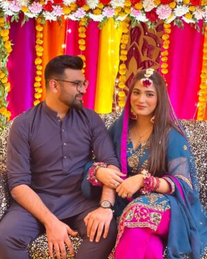Afreen Burney Instagram - You make me smile like a fool, A happy fool thatās in love with youš©ā¤ļø @abdul.ahad_x āØ
MaShaAllaahhhš„¹š
Thank you for this gorgeous decor and flower jewellery @aziz_flora_1 š„¹
#ahadafreenkilovestory #afreenburney #love #dholki #couple #desi #desivibes