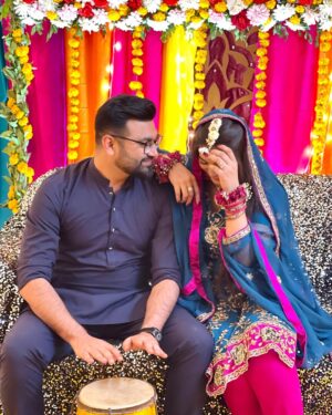 Afreen Burney Instagram - You make me smile like a fool, A happy fool thatās in love with youš©ā¤ļø @abdul.ahad_x āØ
MaShaAllaahhhš„¹š
Thank you for this gorgeous decor and flower jewellery @aziz_flora_1 š„¹
#ahadafreenkilovestory #afreenburney #love #dholki #couple #desi #desivibes