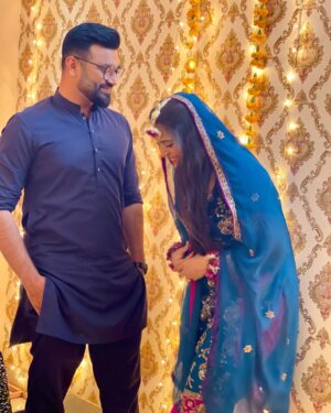 Afreen Burney Instagram - You make me smile like a fool, A happy fool thatās in love with youš©ā¤ļø @abdul.ahad_x āØ
MaShaAllaahhhš„¹š
Thank you for this gorgeous decor and flower jewellery @aziz_flora_1 š„¹
#ahadafreenkilovestory #afreenburney #love #dholki #couple #desi #desivibes