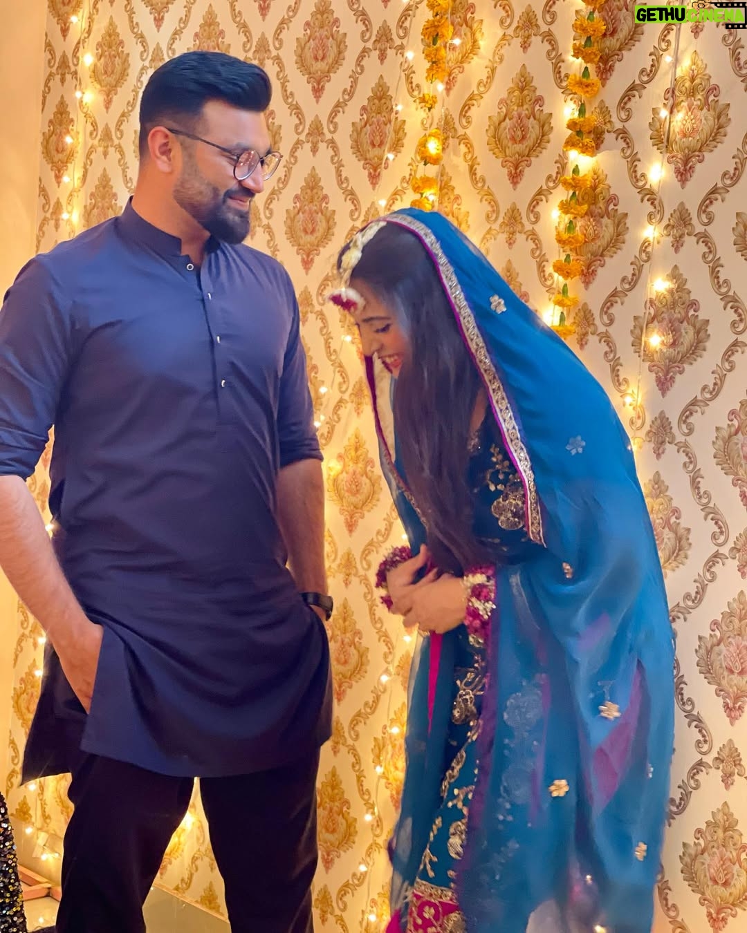 Afreen Burney - 7.6K Likes - You make me smile like a fool, A happy fool that’s in love with you😩❤️ @abdul.ahad_x ✨ 
MaShaAllaahhh🥹💗

Thank you for this gorgeous decor and flower jewellery @aziz_flora_1 🥹

#ahadafreenkilovestory #afreenburney #love #dholki #couple #desi #desivibes