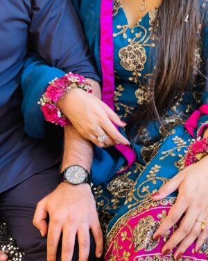 Afreen Burney Instagram - You make me smile like a fool, A happy fool thatās in love with youš©ā¤ļø @abdul.ahad_x āØ
MaShaAllaahhhš„¹š
Thank you for this gorgeous decor and flower jewellery @aziz_flora_1 š„¹
#ahadafreenkilovestory #afreenburney #love #dholki #couple #desi #desivibes