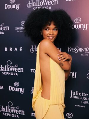 Agnes Nunes Instagram - Dia de coletiva de imprensa para o meu primeiro #BailedeHalloweendaSephora 💛 
Muito honrada com esse convite, a beleza pra mim sempre foi ponto chave pra construção da minha autoestima, sempre fui amante de maquiagens, cuidados com cabelo e pele, sempre amei me maquiar pra gravar meus vídeos, hoje me maquio para fazer meus shows… Então significa muito pra mim estar junto desse time e fazer parte dessa festa tão linda!  @sephorabrasil 💛🌟💛🌟
Styling por @thiagobiagi 
Vestido @jacquemus @nkstore 
Jóias @shop.gaem 
Botas @vicenza_