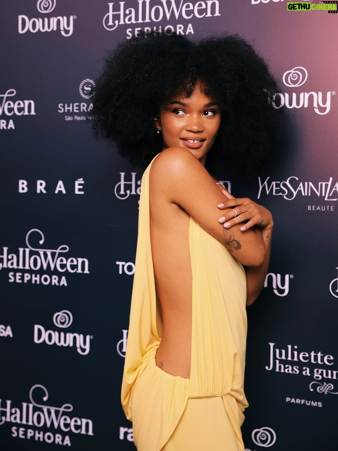 Agnes Nunes - 17K Likes - Dia de coletiva de imprensa para o meu primeiro #BailedeHalloweendaSephora 💛 
Muito honrada com esse convite, a beleza pra mim sempre foi ponto chave pra construção da minha autoestima, sempre fui amante de maquiagens, cuidados com cabelo e pele, sempre amei me maquiar pra gravar meus vídeos, hoje me maquio para fazer meus shows… Então significa muito pra mim estar junto desse time e fazer parte dessa festa tão linda!  @sephorabrasil 💛🌟💛🌟
Styling por @thiagobiagi 
Vestido @jacquemus @nkstore 
Jóias @shop.gaem 
Botas @vicenza_