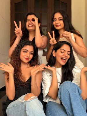 Ahana Kumar Instagram - For a brief 13 days in 10 years, the 4 of us get to be in our TWENTIES together ☺️ Hansu stepped into her twenties 12 days ago and I step out of it tomorrow! 🥲
The next time the 4 of us get to be in the same age window is 10 years later when Hansu would be 30 and I would be 39 🙃
#life 🙂↔️🤍