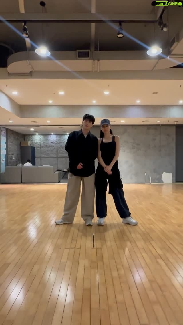 Ahn Eun-jin - 274.9K Likes - .
언슬전에 댄싱재일이 있다면,, 슬의에는 추미나춰 댄싱추가 있다!!💃💃💃
댄스로 OBGY 대통합✨
언슬전 마지막까지 많이 사랑해주세요💖
-늘 그리운 추추올림,,,-

#찌릿챌린지⚡️#율제분들이어받아주세요
#언젠가는슬기로울전공의생활 #슬기로운의사생활 
#그날이오면 #하이보이즈 #투모로우바이투게더 
@hospitalplaylist_official @youseok_