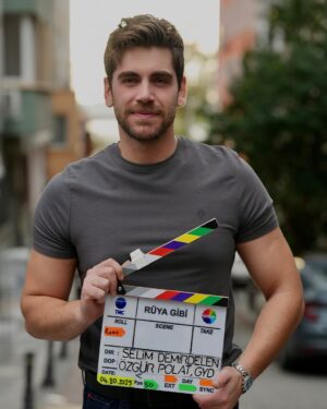 Ahsen Eroğlu Instagram - Sizlerle buluşmak için çok heyecanlıyız! ✨

#RüyaGibi yakında @showtv’de! 
@tmcfilm