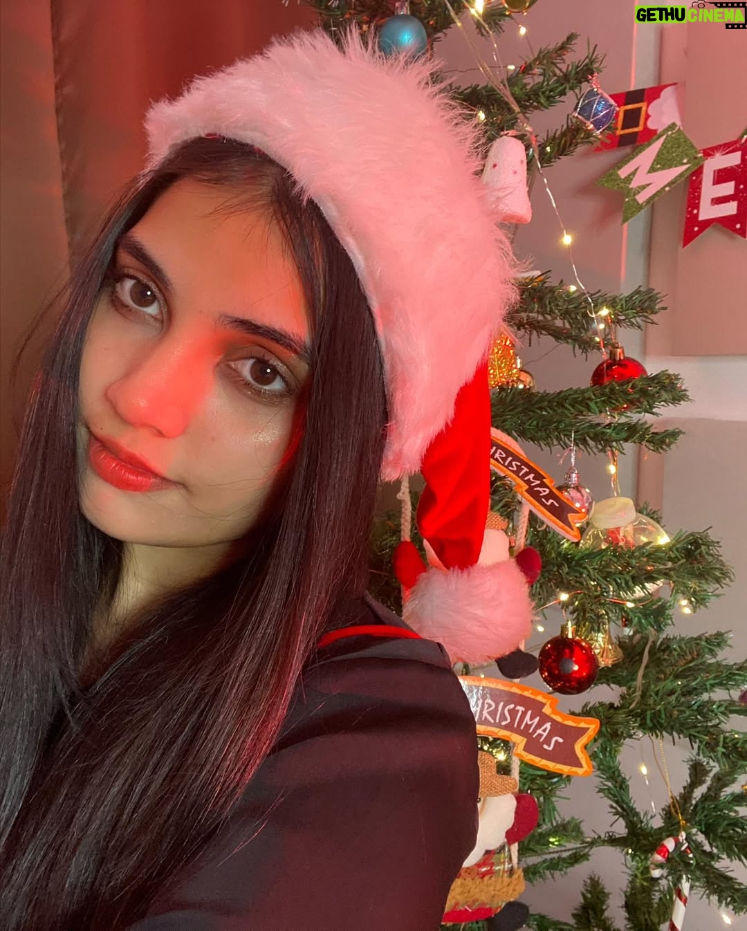 AiSh - 2.9K Likes - It’s beginning to look alot like Christmas 🎄