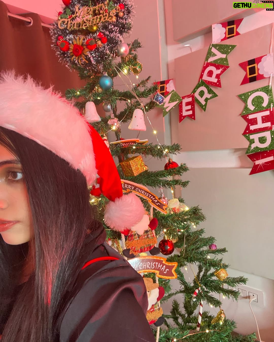 AiSh - 2.9K Likes - It’s beginning to look alot like Christmas 🎄