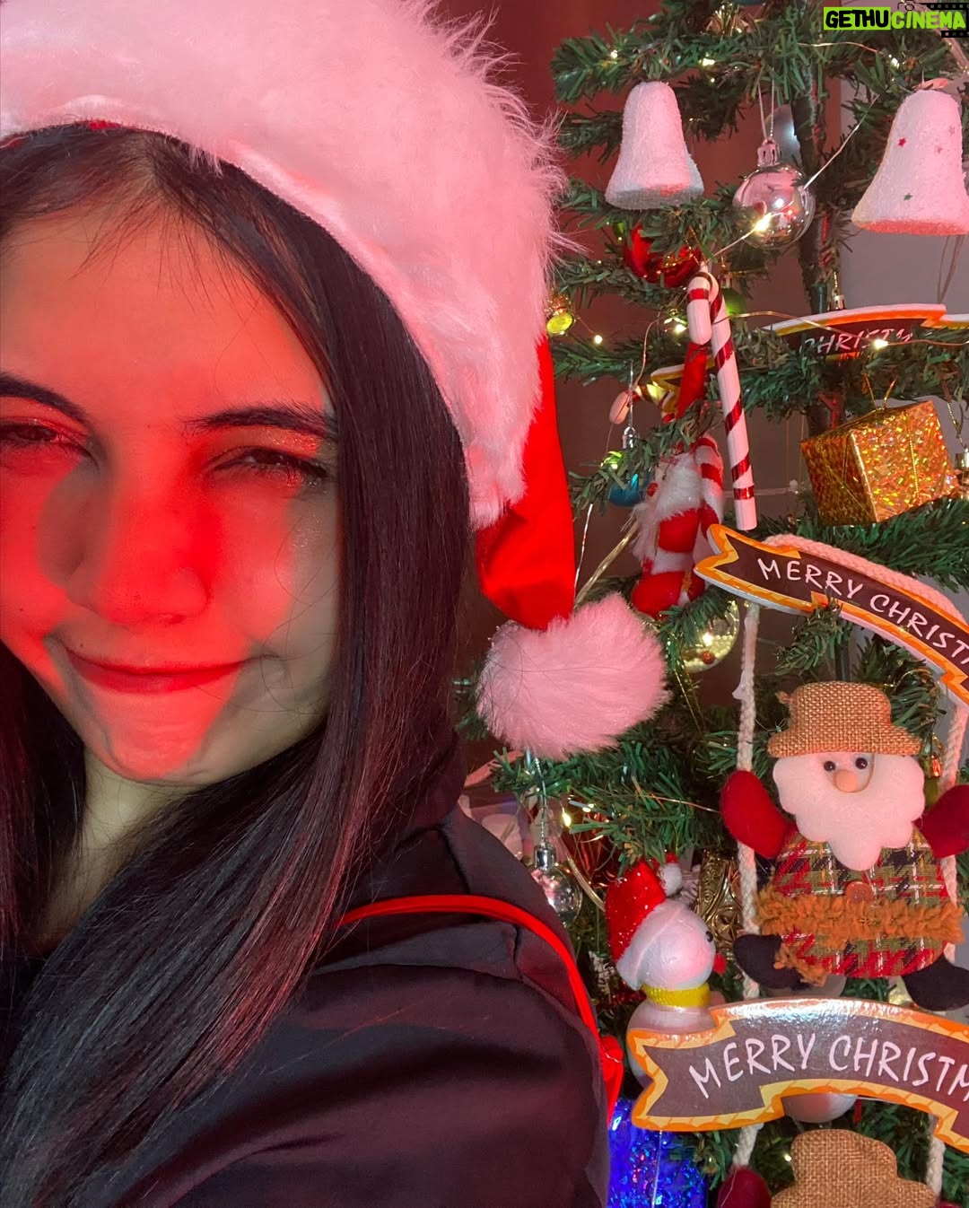 AiSh - 2.9K Likes - It’s beginning to look alot like Christmas 🎄