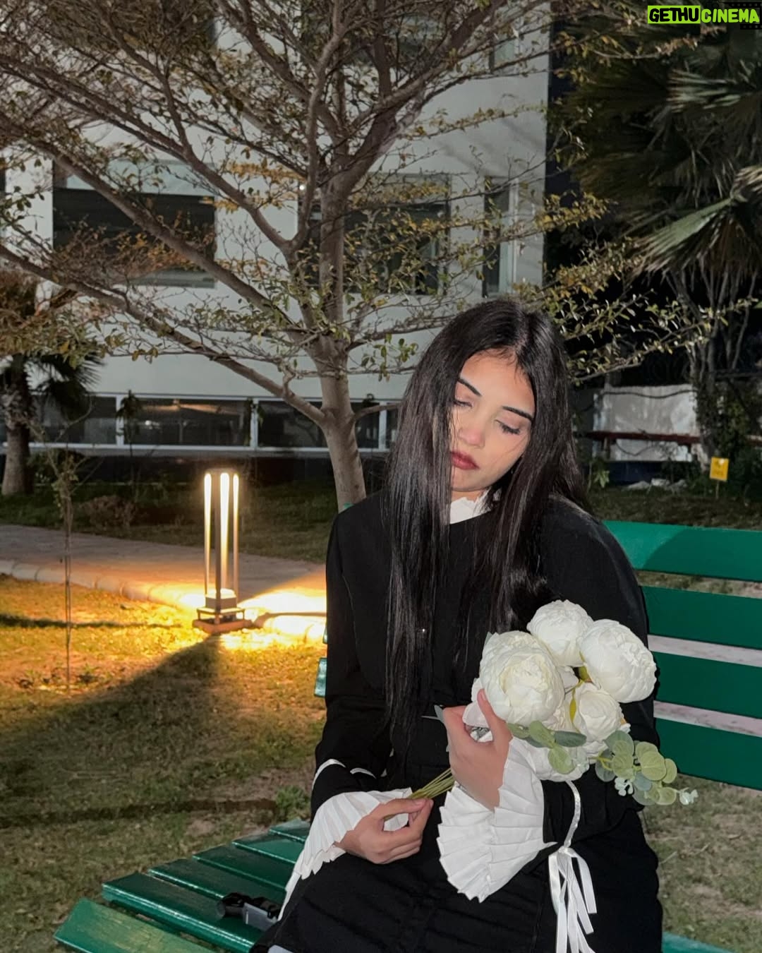 AiSh - 1.4K Likes - Me , flowers , moon and nights and 👻👻