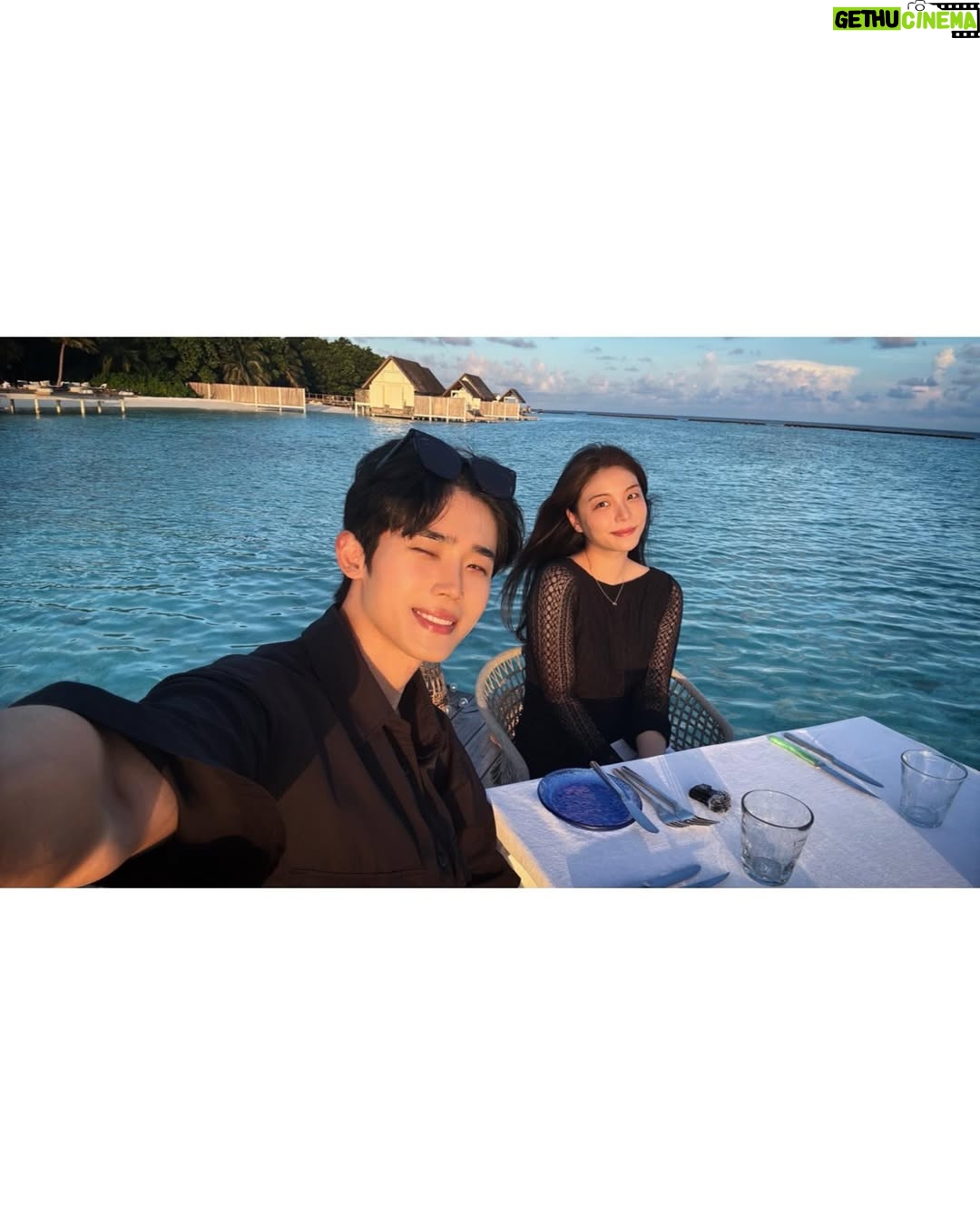 Ailee - 135.3K Likes - Day 1 of @fsmaldives 🌴💜자연과 하나 되는 이 느낌.. 
넘넘 죠앙 🥹💜 🌊바다 위에서 둘만의 저녁식사💜 @choi_hun2 

#FSMaldives, #FSLandaaGiraavaru 
@honeymoonresort #허니문리조트