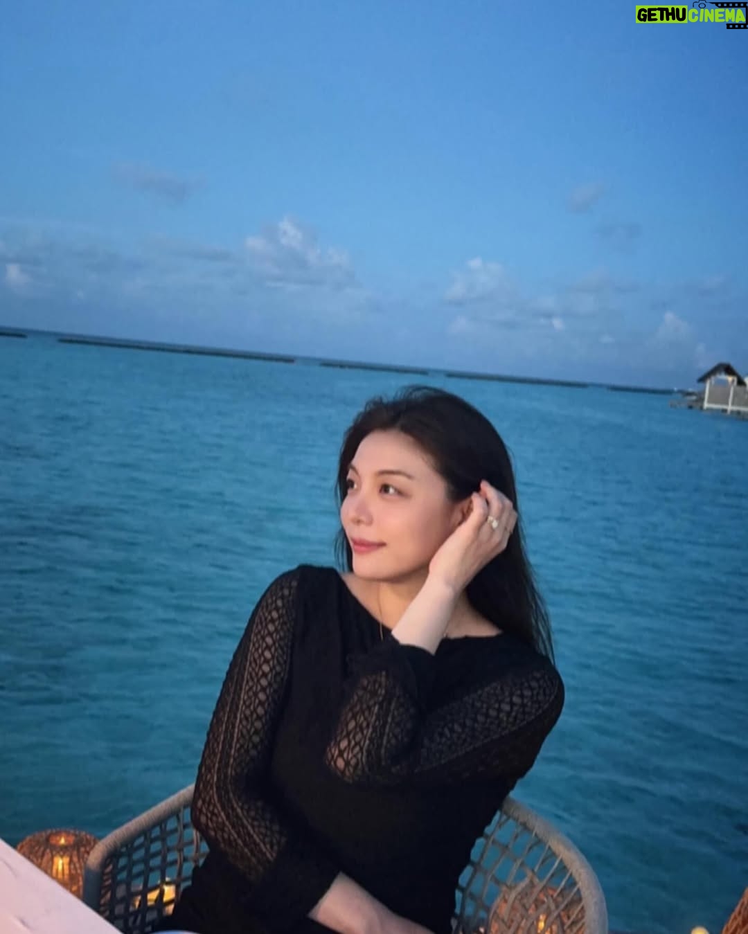 Ailee - 135.3K Likes - Day 1 of @fsmaldives 🌴💜자연과 하나 되는 이 느낌.. 
넘넘 죠앙 🥹💜 🌊바다 위에서 둘만의 저녁식사💜 @choi_hun2 

#FSMaldives, #FSLandaaGiraavaru 
@honeymoonresort #허니문리조트