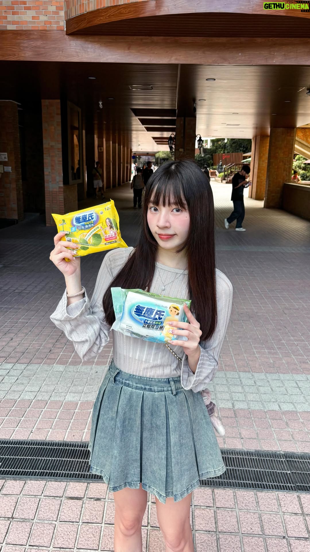 Aileen Huang - 11.7K Likes - 大一新生如何整理自己的宿舍🧹

新的學期剛外宿同學們都很不適應🤯
瞬間所有清潔任務都要自己處理
現在開學再也不用這麼累了～
#無塵氏 直接幫你快速清潔所有角落🤩

✨拭拖兩用布✨
用法跟濕紙巾一樣～更大張更好用
一擦即淨還帶香味🍋
不管是地板、桌面小區域或家電清潔都能快速搞定👌🏻

✨十字壓紋除塵紙✨
乾擦就能利用靜電吸附灰塵和毛髮
除了是長頭髮的女孩和養寵物的救星🐶
最怕碰到水的公仔櫃也能立馬清潔乾淨💦

✨無塵氏複絨纖維立體除塵靜電拖把 ✨
搭配上拭拖布或除塵紙
不管沙發或床底～毛髮灰塵都能吸附得乾乾淨淨🧹

有了它們清潔不用累～1 分鐘還你乾淨無塵室🤩

🔸無塵氏全系列產品，即日起到9/30，在家樂福有超級優惠活動，而且只要滿額$199，上網登錄發票還能抽好禮，千萬不要錯過喔✨

活動連結：https://pse.is/85ag95

@oimo_ind