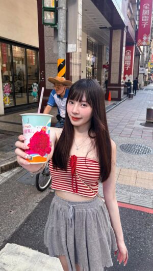 Aileen Huang Instagram - 在路上被路人撞到手搖噴飛🤯

每天讓我氣色這麼好的手搖就是紅果蘋安杯🍎
新鮮好喝的程度讓我忍不住天天來一杯❕❕

CoCo紅果蘋安杯裡面添加了
紅色火龍果、半顆蘋果檸檬和超級奇亞籽
這些水果不但富含膳食纖維、維他命C🍋
還有抗氧化養顏美容的效果
整杯低卡路里超級好喝健康無負擔✨

水果裡的水溶性纖維還能控制體內血糖、膽固醇

✔️鉀能去水腫降血壓
✔️鎂維持心血管健康

現在我出門由內而外的好狀態就靠它了🤩
現在全台門市都上市囉～
一起成為好氣色的健康男孩/女孩吧👧🏻

@cocotea.tw