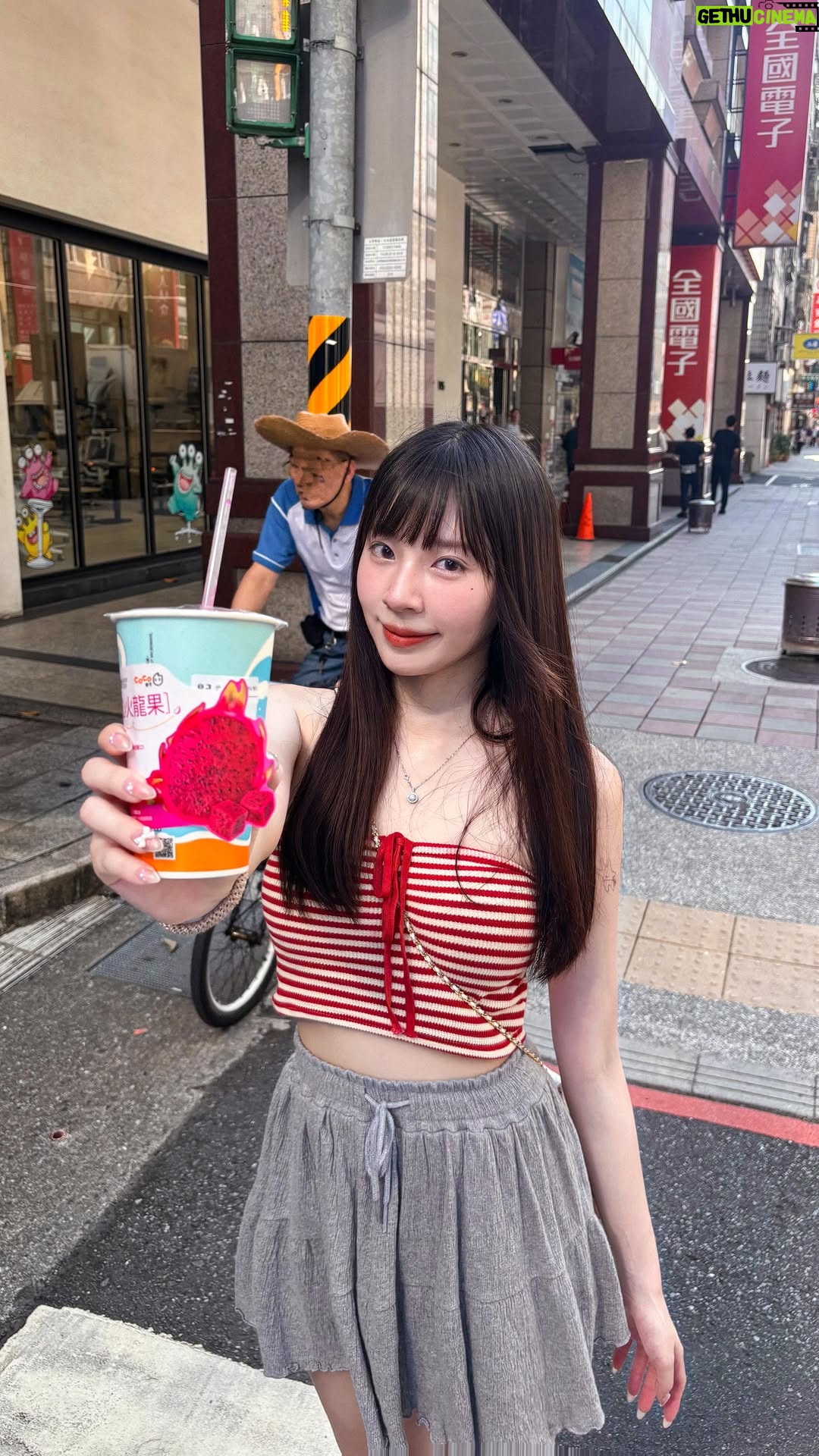 Aileen Huang - 8.9K Likes - 在路上被路人撞到手搖噴飛🤯

每天讓我氣色這麼好的手搖就是紅果蘋安杯🍎
新鮮好喝的程度讓我忍不住天天來一杯❕❕

CoCo紅果蘋安杯裡面添加了
紅色火龍果、半顆蘋果檸檬和超級奇亞籽
這些水果不但富含膳食纖維、維他命C🍋
還有抗氧化養顏美容的效果
整杯低卡路里超級好喝健康無負擔✨

水果裡的水溶性纖維還能控制體內血糖、膽固醇

✔️鉀能去水腫降血壓
✔️鎂維持心血管健康

現在我出門由內而外的好狀態就靠它了🤩
現在全台門市都上市囉～
一起成為好氣色的健康男孩/女孩吧👧🏻

@cocotea.tw