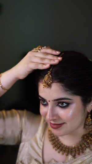 Aima Rosmy Sebastian Instagram - Happy onam😍
Mua : @crown_touch_
👗: @tazzels3 
.
.
.
.
.
.
.
.
.
.
.
.
.
.
.

#uaemakeupartist #makeupartistuae #makeupartistdubai #dubaimakeupartist #glassskinmakeup #traditional #dubai #makeup #dubaimakeup #uaemakeup #glowymakeup #celebritymakeupartist #simplemakeup #simplemakeuplook#crowntouch#glambysruthi