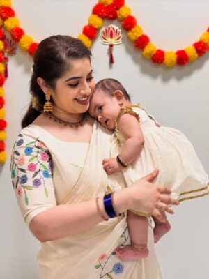 Aima Rosmy Sebastian Instagram - 🌼എവർക്കും ഹൃദയം നിറഞ്ഞ ഓണാശംസകൾ🌼

Happy Onam Everyone 🙂

🧿🧿🧿🧿

Wearing @storiesofmirali 🌸