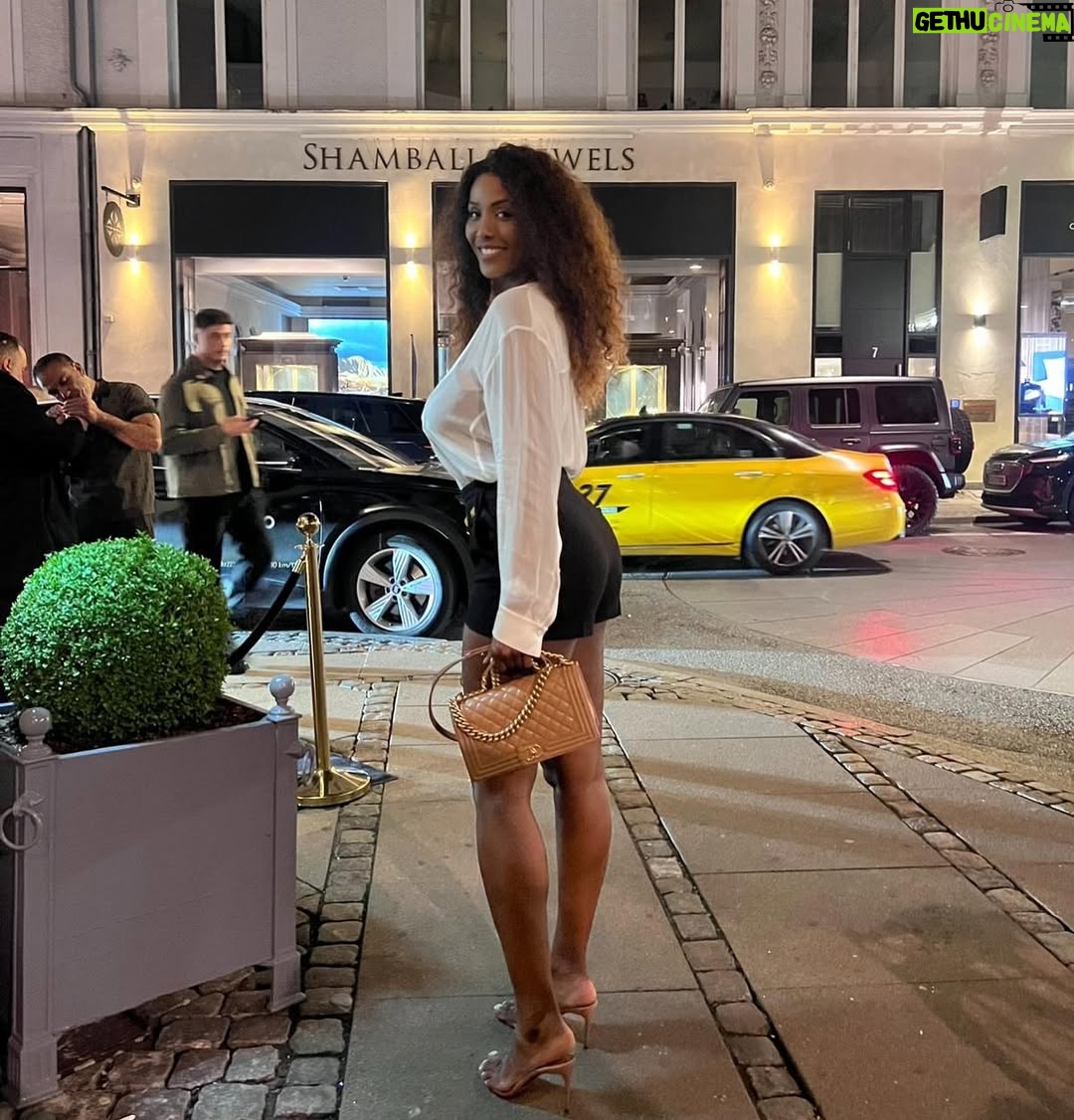 Ainett Stephens - 21.5K Likes - Andiamo a cena 😜?

#ainett#ainettstephens#dinner#cena#ootn