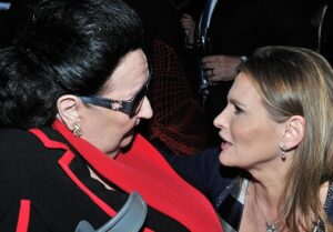 Ainhoa Arteta Instagram - Ainhoa Arteta según Montserrat Caballé.
Mis anotaciones sobre la opinión de Montserrat Caballé hacia Ainhoa Arteta, comenzaron un día en que mi madre me llamó para decirme que había escuchado por la radio una entrevista de Isabel Gemio a Montserrat Caballé y que en ella había hablado muy bien de Ainhoa. De inmediato me puse en contacto con el programa y me aportaron la siguiente referencia a Ainhoa:
Septiembre de 2004 - Onda Cero. Isabel Gemio entrevista a Montserrat Caballé:
Montserrat Caballé: “a mí por ejemplo me gusta Ainhoa Arteta porque la considero una cantante muy preparada musicalmente, tiene una voz espléndida y porque además creo que es una mujer estupenda como persona, y mi admiración hacia ella es grande”.
Otras referencias de Montserrat Caballé a Ainhoa Arteta, recopiladas a lo largo del tiempo de nuestra representación.
17 de febrero de 2006 - El Ideal Gallego.
“Cuál sería en estos momentos una voz importante en España”.
Montserrat Caballé: “Ainhoa Arteta. Tiene una voz muy bella y una gran musicalidad. Es una gran intérprete y muy inteligente”.
27 de junio de 2006 – El Comercio - Oviedo
-¿Después de ‘la Callas’ y ‘la Caballé’ dejarán de existir las divas?
-Nooo. Tenemos a Ainhoa Arteta, que es una de las grandes damas de la ópera, a quien yo personalmente admiro, por su voz, por su técnica, por su forma de ser y porque creo que es la soprano de España en estos momentos; por lo menos, lo es en todas las partes del mundo por las que voy. Y en España también.
-¿Resulta más fácil triunfar fuera?
-No lo sé. Yo empecé fuera y cuando volví ya era conocida. Y lo mismo le ha pasado a Ainhoa, que ha sido conocida primero en otros muchos lugares. En América, por ejemplo, es una reina. Créditos fotográficos:
ÓPERA ACTUAL. A.BOFILL / J. TOMÁS @iberkonzert @ainhoarteta @opera_actual @ainhoa_arteta_fc @ainhoarteta
