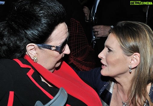 Ainhoa Arteta - 717 Likes - Ainhoa Arteta según Montserrat Caballé.
Mis anotaciones sobre la opinión de Montserrat Caballé hacia Ainhoa Arteta, comenzaron un día en que mi madre me llamó para decirme que había escuchado por la radio una entrevista de Isabel Gemio a Montserrat Caballé y que en ella había hablado muy bien de Ainhoa. De inmediato me puse en contacto con el programa y me aportaron la siguiente referencia a Ainhoa:
Septiembre de 2004 - Onda Cero. Isabel Gemio entrevista a Montserrat Caballé:
Montserrat Caballé: “a mí por ejemplo me gusta Ainhoa Arteta porque la considero una cantante muy preparada musicalmente, tiene una voz espléndida y porque además creo que es una mujer estupenda como persona, y mi admiración hacia ella es grande”.
Otras referencias de Montserrat Caballé a Ainhoa Arteta, recopiladas a lo largo del tiempo de nuestra representación.
17 de febrero de 2006 - El Ideal Gallego.
“Cuál sería en estos momentos una voz importante en España”.
Montserrat Caballé: “Ainhoa Arteta. Tiene una voz muy bella y una gran musicalidad. Es una gran intérprete y muy inteligente”.
27 de junio de 2006 – El Comercio - Oviedo
-¿Después de ‘la Callas’ y ‘la Caballé’ dejarán de existir las divas?
-Nooo.  Tenemos a Ainhoa Arteta, que es una de las grandes damas de la ópera, a quien yo personalmente admiro, por su voz, por su técnica, por su forma de ser y porque creo que es la soprano de España en estos momentos; por lo menos, lo es en todas las partes del mundo por las que voy. Y en España también.
-¿Resulta más fácil triunfar fuera?
-No lo sé. Yo empecé fuera y cuando volví ya era conocida. Y lo mismo le ha pasado a Ainhoa, que ha sido conocida primero en otros muchos lugares. En América, por ejemplo, es una reina. Créditos fotográficos:
ÓPERA ACTUAL. A.BOFILL / J. TOMÁS @iberkonzert @ainhoarteta @opera_actual  @ainhoa_arteta_fc @ainhoarteta