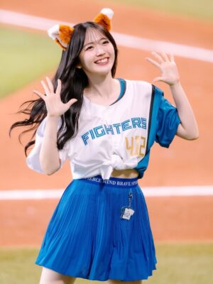 Airi Suzuki Instagram - ✴︎ #ファイターズかわいいシリーズ
歌唱、ファーストピッチ、きつねダンス🦊⚾️🎶
ありがとうございました！！！！

素敵な写真を撮ってくださっていたのでXから拝借🙏

色々撮った思い出たちは、落ち着いたら別投稿で載せます☺︎
話したいことも色々あるのでその時に♡

今日も暑いですが、体調気をつけて楽しんでいきましょー🫶