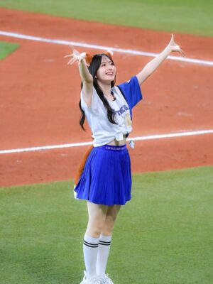 Airi Suzuki Instagram - ✴︎ #ファイターズかわいいシリーズ
歌唱、ファーストピッチ、きつねダンス🦊⚾️🎶
ありがとうございました！！！！

素敵な写真を撮ってくださっていたのでXから拝借🙏

色々撮った思い出たちは、落ち着いたら別投稿で載せます☺︎
話したいことも色々あるのでその時に♡

今日も暑いですが、体調気をつけて楽しんでいきましょー🫶