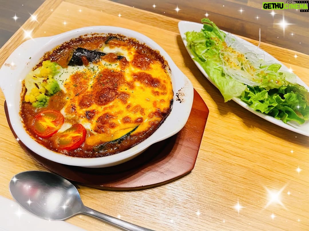 Airi Taira - 53.8K Likes - 雨の日の日曜日😌

お休みの日はどうして起きるの早いのでしょうか🥲？

2歳赤ちゃん6:35起床‼︎(夜中はまだ２回程おきる🙃)

もう少し寝たい私は「まだ寝るよ」とむりやり足と腕で見守るようにガシッと包み込む✨
スッと再び寝てくれた🤩👏(素直でいい子ダ😆)

私も再びスヤスヤ眠れて夢で鳩が肩に頭でツンツン突っついてきてハッとして目覚めたら私の顔面にお顔近づけて肩をトントンしてた三男bebe🤪驚ッ)

時刻は7:05…
早ッ💦

現実で肩トントンのはずが夢では鳩に頭でツンツンされこっちも目が覚めたよ🤪

皆んな起きて朝食タイムしてPAPA送り出して自由時間‼︎
今日の分の宿題できた人からiPadオッケーにすると皆んな進んで勉強する😅

雨の日は何をして遊ぶんだっけ⁈と私もボーッと考えていたらべベックが「美味しいドリンク飲みたい」って言うのでこんなワチャワチャ賑やかカオス達を急でも受け入れてくれるカフェにレッツラゴーしてみた😊

べベックは嬉しそうに「こんなおいしくて素晴らしい飲み物があるなんて」ってとても嬉しそうでほっこり😆

私も焼きカレー頂いてハッピー✌️

練習終えたPAPAが迎えに来てくれてみんな嬉しい楽しい日曜日✨
また明日から1週間始まる🤓💪✨
#日曜日#雨の日#４男児とカフェタイム#アルゴスカフェ#4人中誰かがトイレと言ったから困ったけど#バンビーノがしっかり守ってくれるようになって成長感じた#騒がしい時がほとんどだけど#😅#迎えにきてくれるpapaも優しい#行きのタクシーも今日はいい子でした#ホッ#お洋服初おろし#すっかりDisney好きでみんな大喜び