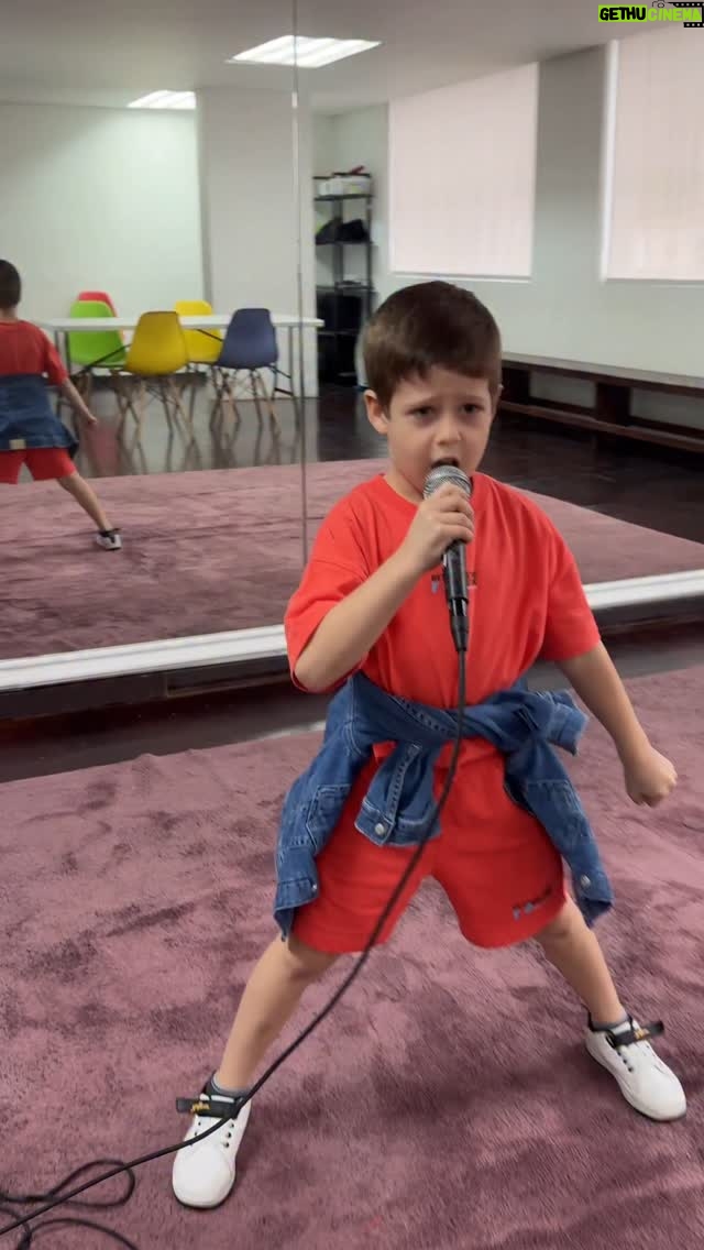 Aisha Stambouli - 6.9K Likes - ¡ Alguien también entra a las clases de canto de mamá en @espacios.create ! 🫠🥰 

Lo que más me impresiona es que solito inventa sus coreografías sin soltar el mic 🎤@almaelmusical 😍🕺